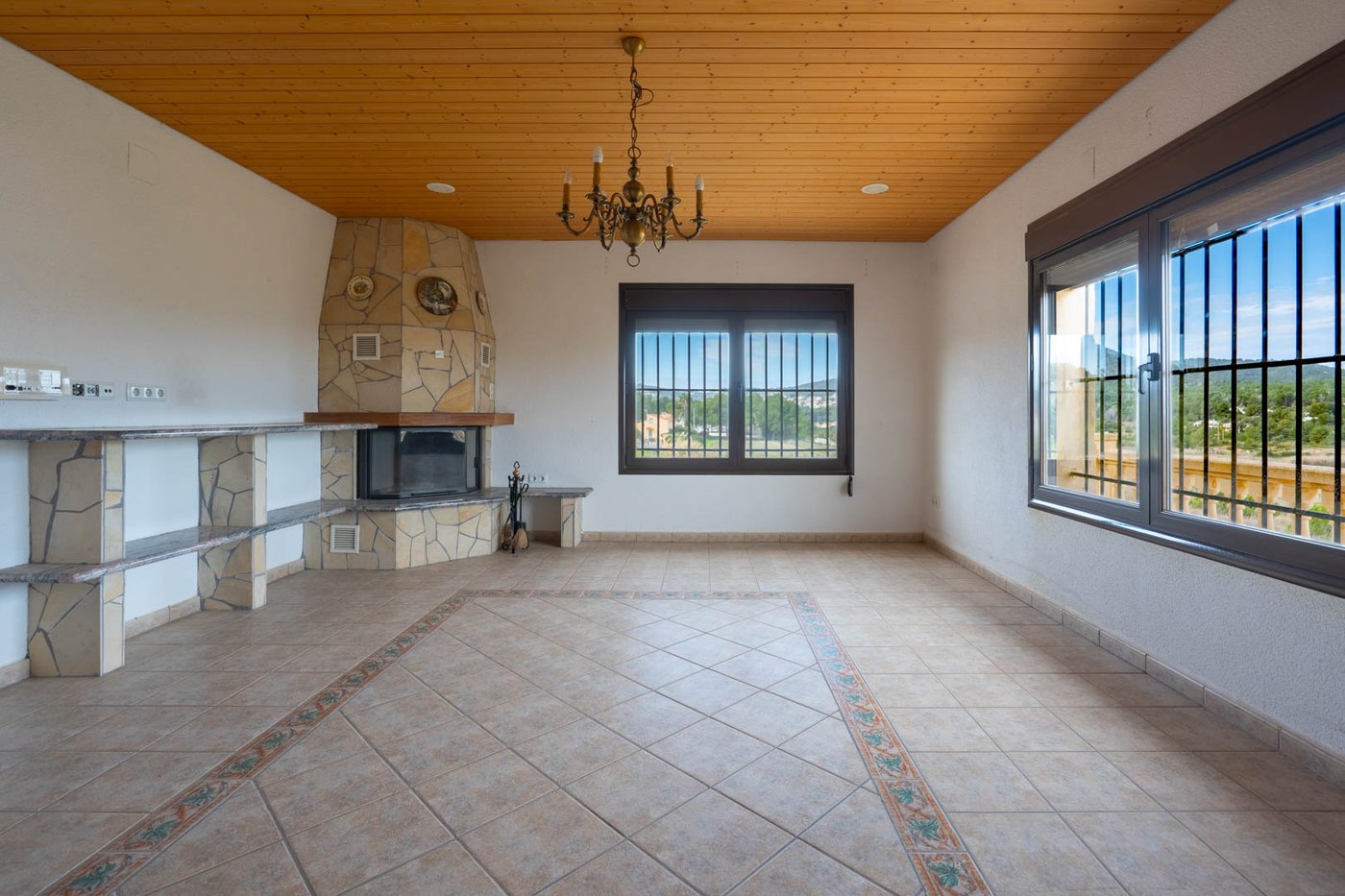 Villa mediterránea con viñedo, piscina y vistas panorámicas al Montgó