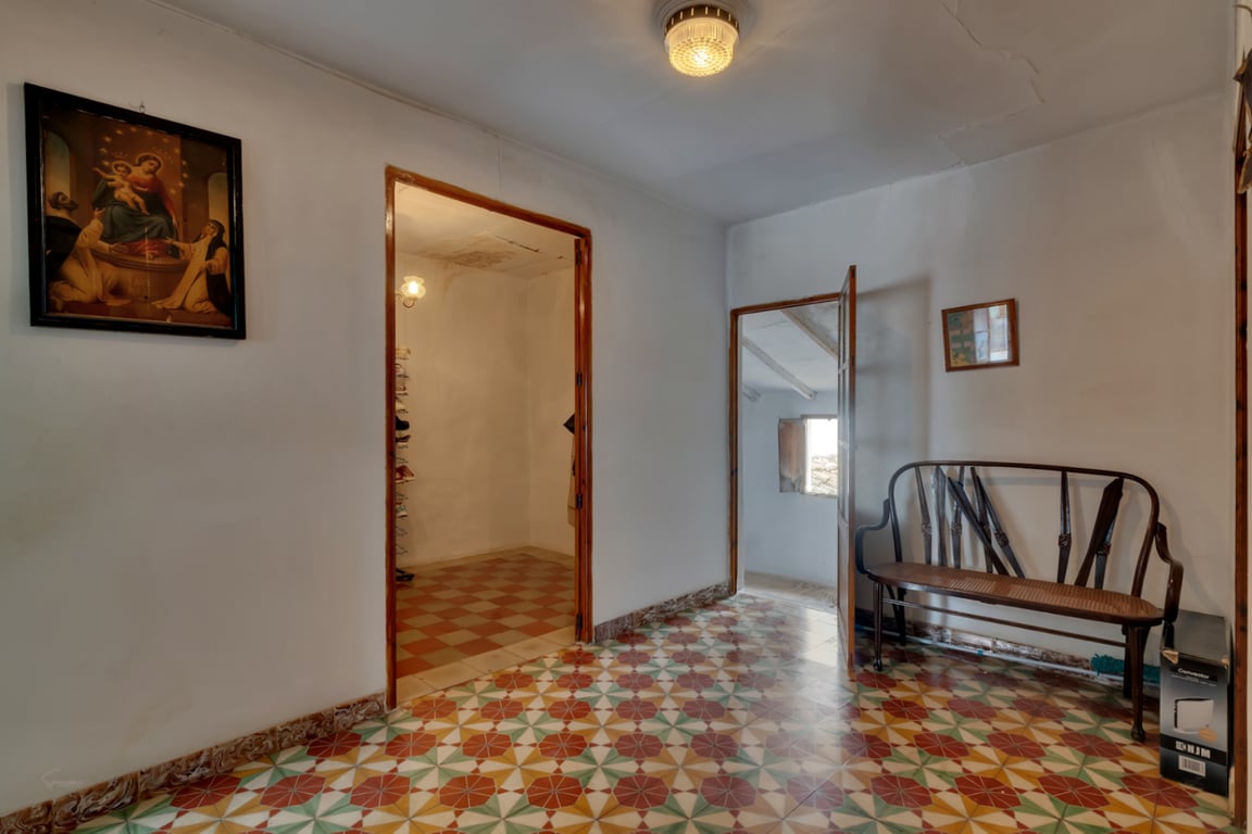 Casa de pueblo con garaje, espacioso patio interior y posibilidad de ampliar la propiedad - 25