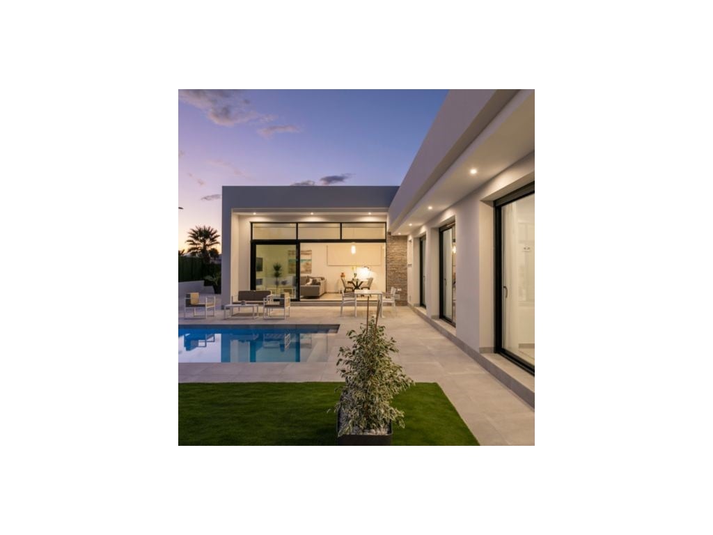 Moderní vila s oploceným pozemkem, bazénem, 3 ložnicemi — living room