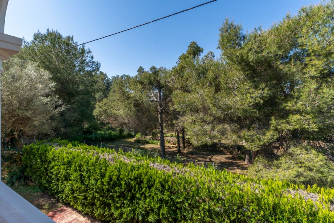 Villa en una excepcional zona tranquila, con vistas abiertas y gran potencial - 19