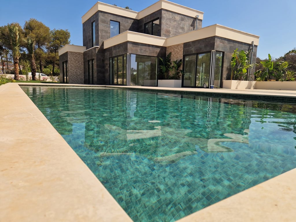 Elegancia, innovación y privacidad en esta villa de lujo en venta con certificación A++. - 10