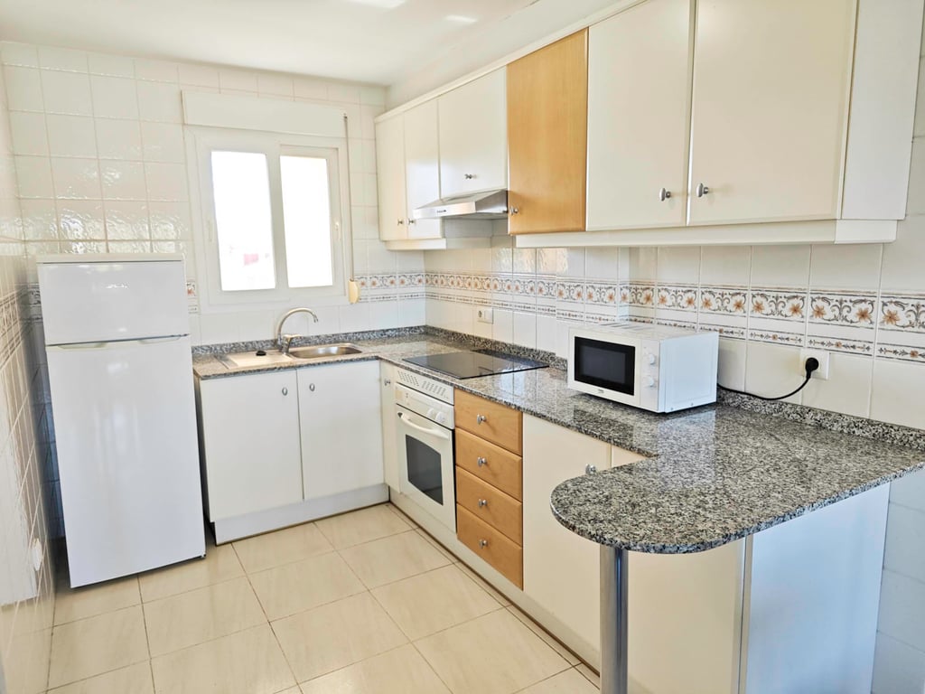 Apartamento 2 dormitorios con piscina al lado del mar, zona Las Brisas - 6