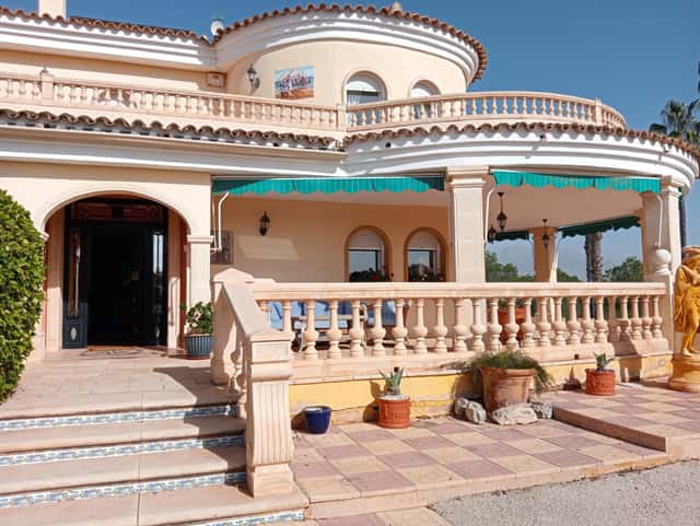 Villa con piscina en Alfas del Pí, 8 dorm., 1000m²