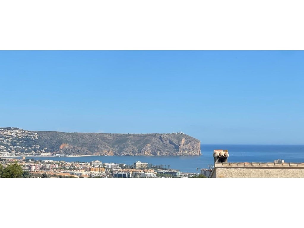 Parcela de 1.000 m² con licencia y vistas al mar en Jávea