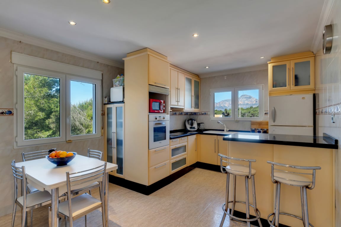 Villa en una excepcional zona tranquila, con vistas abiertas y gran potencial - 20