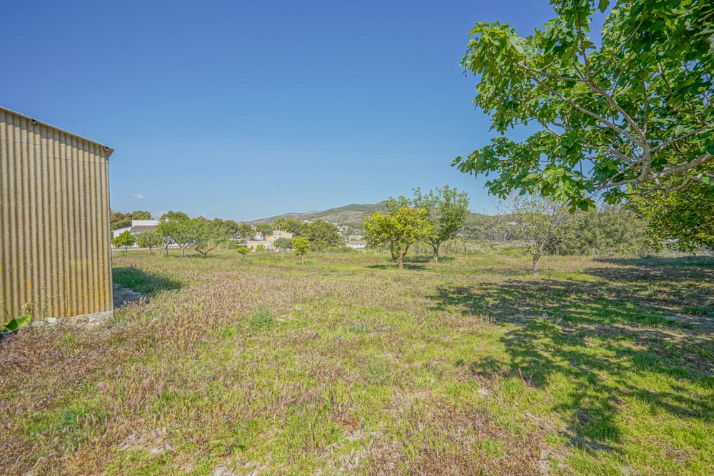 Villa mediterránea con viñedo, piscina y vistas panorámicas al Montgó