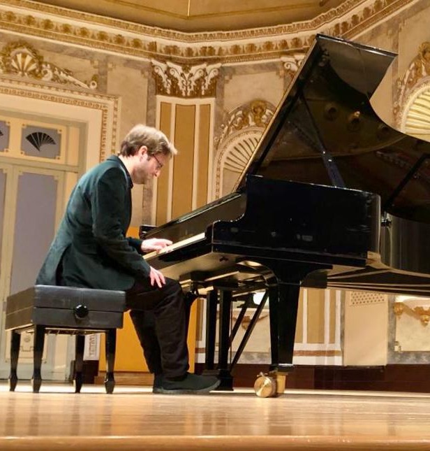 El pianista de la mano izquierda. De Bach a Ludovico. Manuel Lopez, Pianista