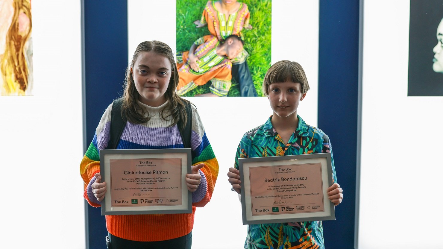 Claire-louise Pitman (L) and Bee Bondarescu (R) with their certificates