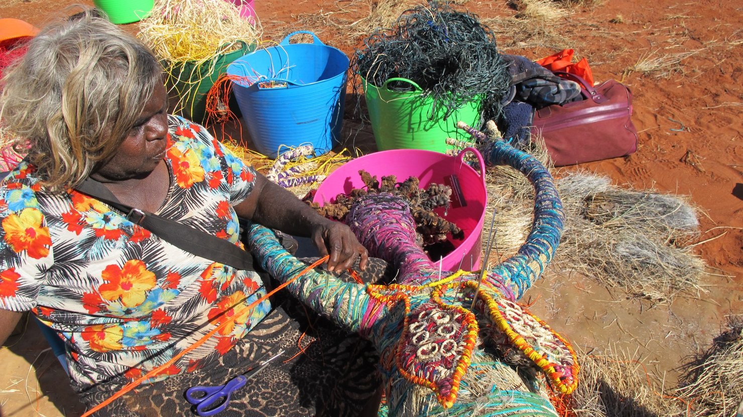 Anawari Inpiti Mitchell at the Tjanpi Desert Weavers camp at Papulankutja, Western Australia, 2015. Image: Vicki Bosisto, Tjanpi Desert Weavers