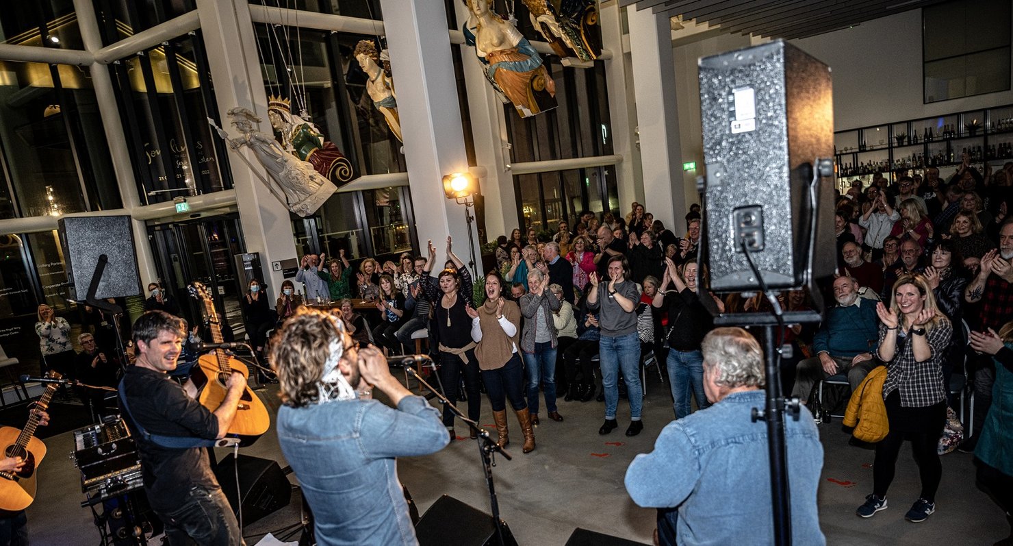 Seth Lakeman in concert and audience at The Box, February 2022. Image by Greenbeanz.