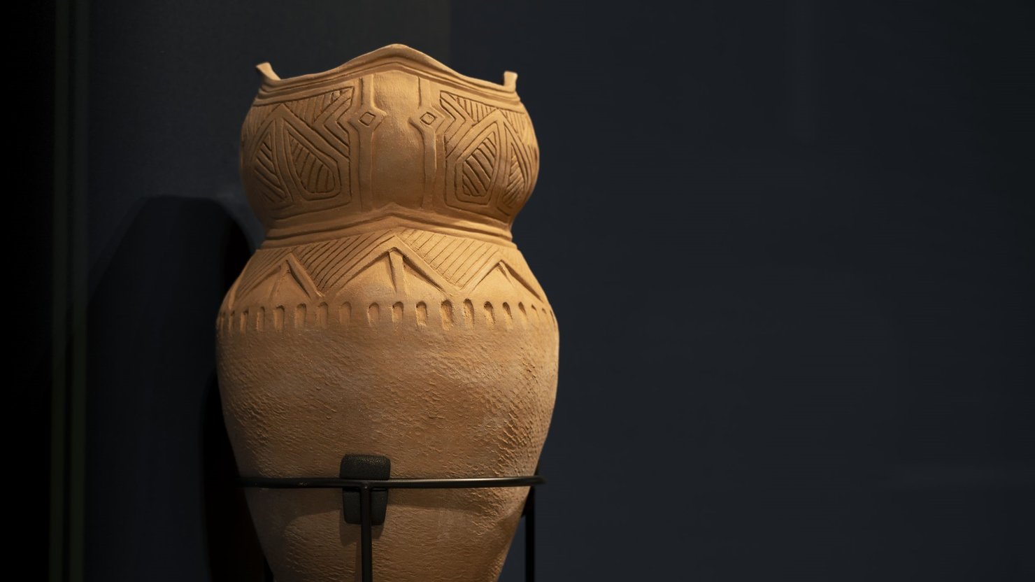 ceramic vase by Mashpee Wampanoag artist Ramona Peters