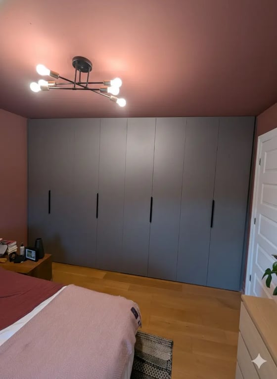 Garde-robe encastrée sur mesure au design minimaliste, projet de rangement réalisé à Outremont, Montréal.