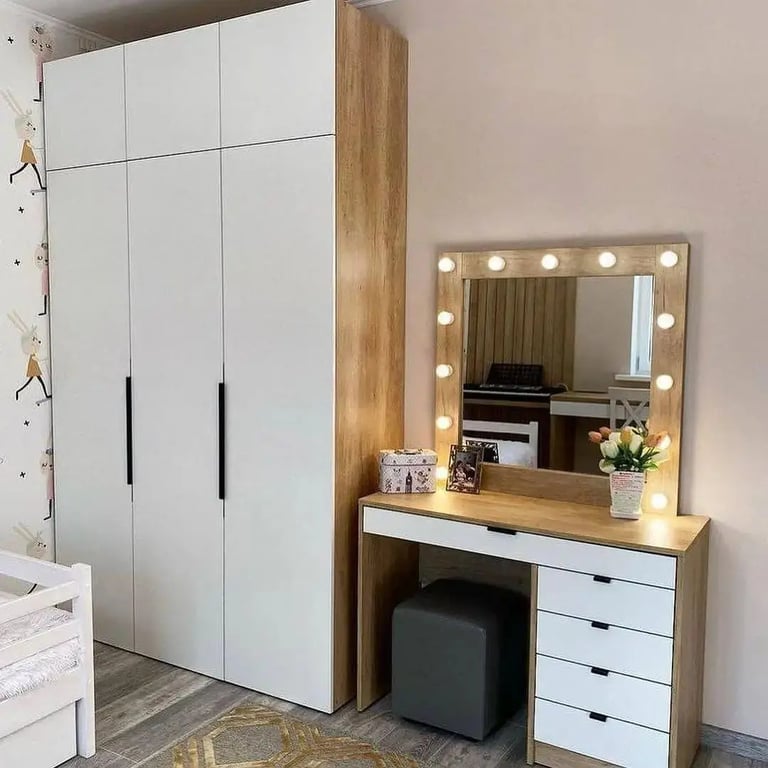 garde-robe et coiffeuse sur mesure en bois et blanc dans une chambre d'adolescente