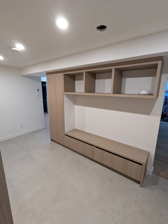 Garde-robe fonctionnelle avec banc intégré et niches ouvertes — HITO