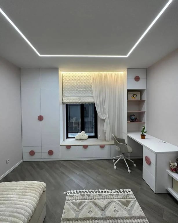 chambre d'enfant sur mesure avec armoire blanche, banquette sous fenêtre et bureau intégré, fabrication HITO Laval