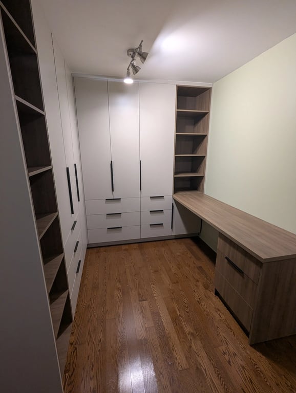 Bureau à domicile sur mesure avec bureau encastré et bibliothèques du sol au plafond à Montréal