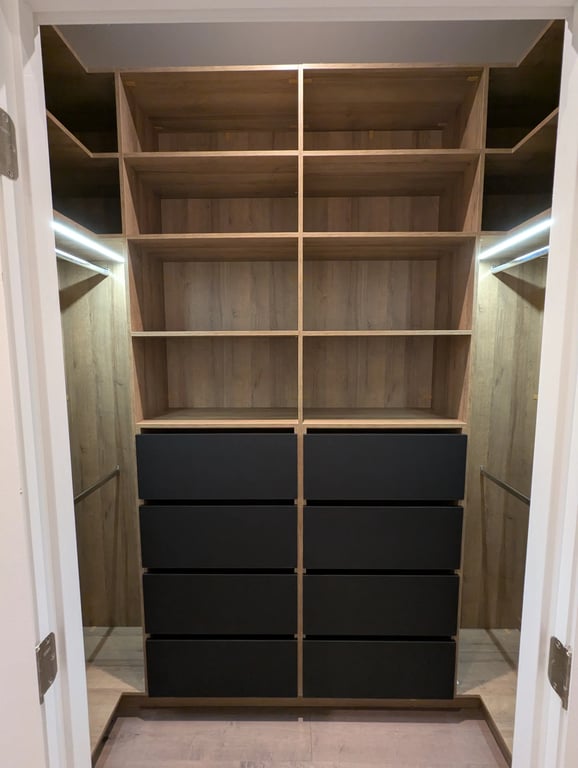 Garde-robe intégrée sur mesure avec portes coulissantes et intérieur organisé à Montréal