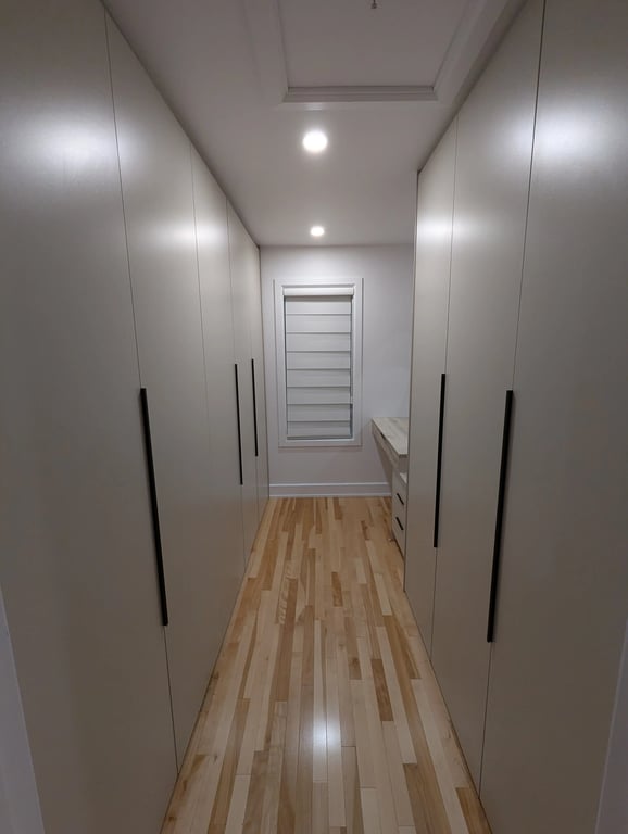 Système de garde-robe encastrée moderne maximisant l'espace de chambre à Montréal