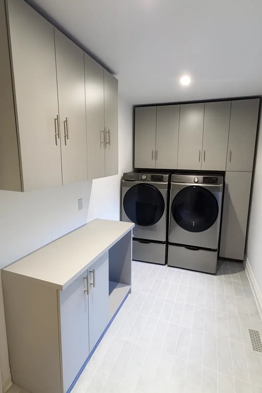 Rangement buanderie en mélamine gris avec armoires optimisées — HITO
