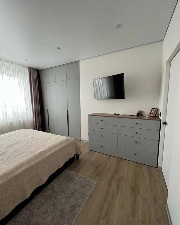 armoire et commode sur mesure en mélamine grise dans une chambre, fabrication HITO Montréal