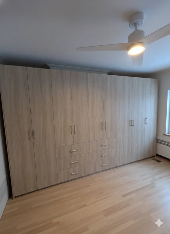 Garde-robe intégrée sur mesure avec 6 tiroirs et éclairage LED, projet réalisé à Outremont, Montréal.