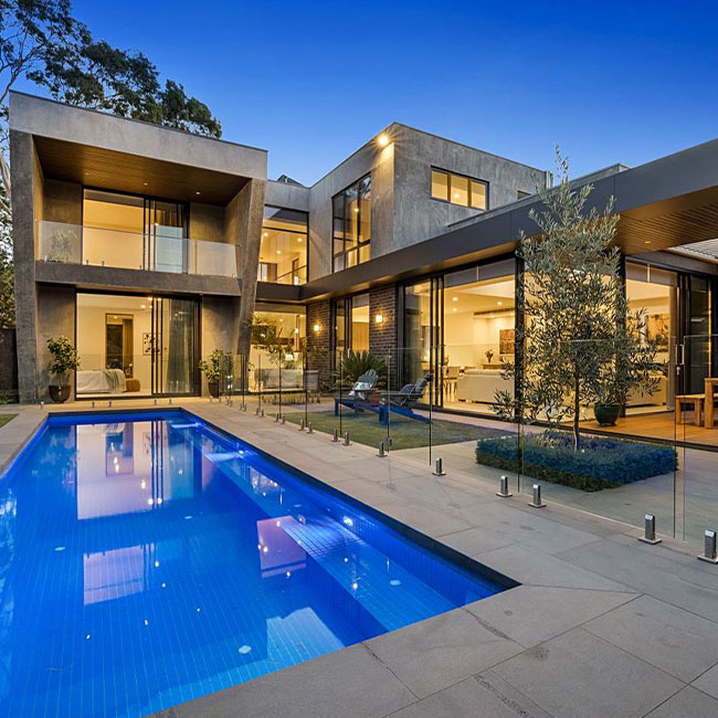 A picture of bluestone pavers around a pool in Melbourne.