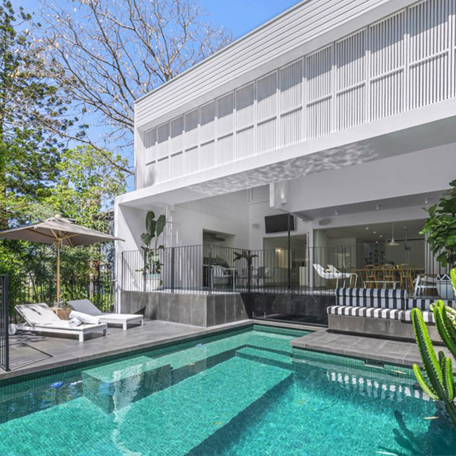 A picture of bluestone pavers around a pool in Melbourne.