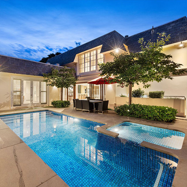 A picture of bluestone pavers around a pool in Melbourne.