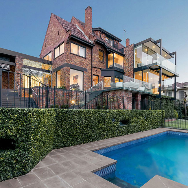A picture of bluestone pavers around a pool in Melbourne.