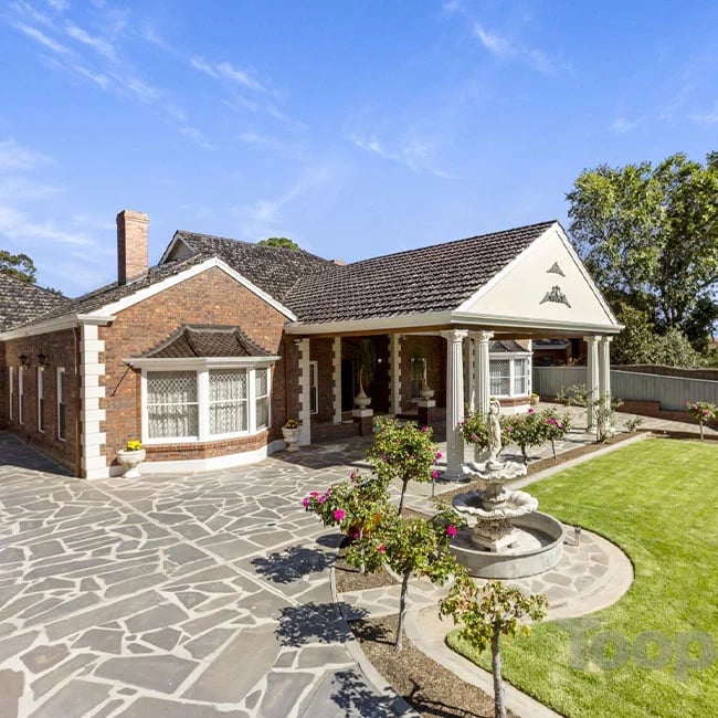 A picture of Crazy paving bluestone pavers on a drive way in Sydney.