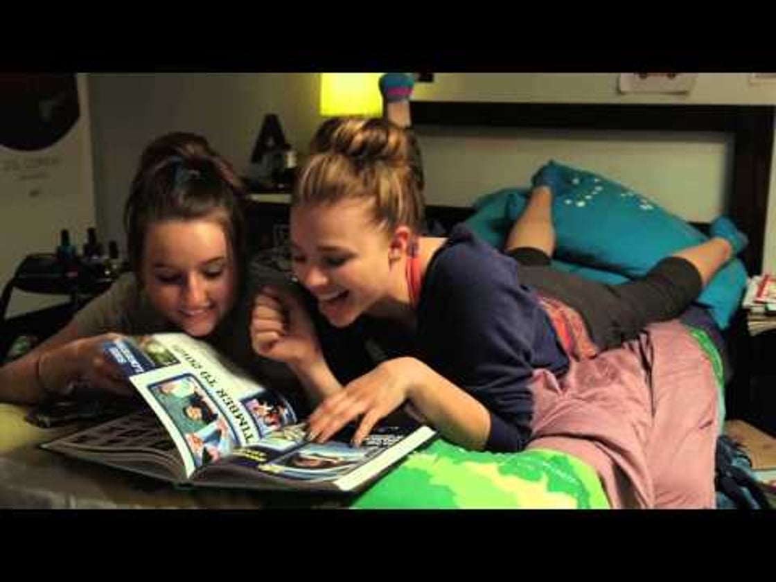 Bande annonce de GIRLS ONLY (VF)