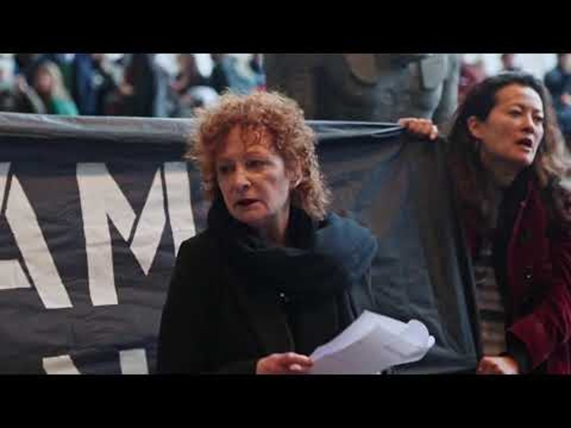 Bande annonce de TOUTE LA BEAUTÉ ET LE SANG VERSÉ