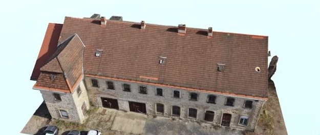 Das fertige 3D-Modell des Hauses mit Dach und Fassaden, freigestellt.