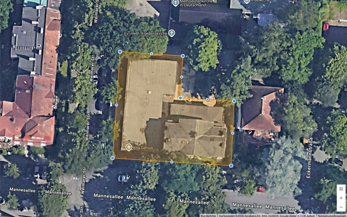 Satellite view in Airclip Cloud: the project boundary is drawn around a building as an orange line with corner points, enclosing roughly 1,000 square metres of ground area.