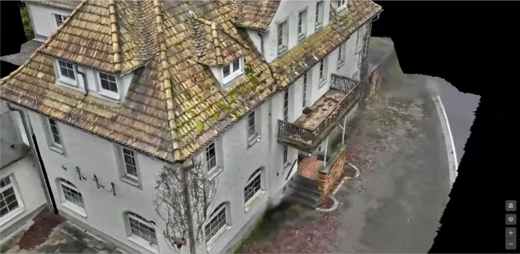 Das fertige Modell einer alten Mühle aus nächster Nähe: Ziegeldach, Gauben und Fassade sind bis ins Detail zu erkennen.