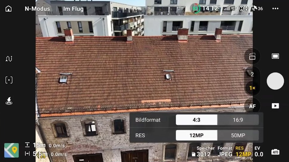 DJI Fly über einem Dach, Kameraeinstellungen: Bildformat 4:3 und Auflösung 12 MP sind gewählt.