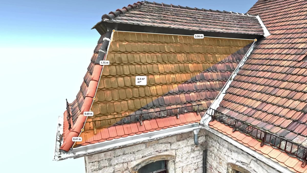 Measured 3D model of a tiled roof in the Airclip viewer, with lengths, roof area in square metres and pitch angle marked up.