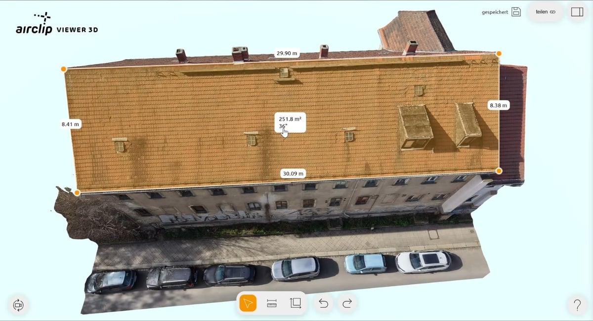 Airclip Viewer 3D: eine Dachfläche ist orange markiert, Kantenlängen um 30 m und 8,4 m, in der Mitte 251,8 m² und 36°.
