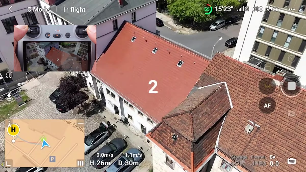 DJI Fly im Flug um ein Haus, unten links die Karte mit der Kreisbahn.