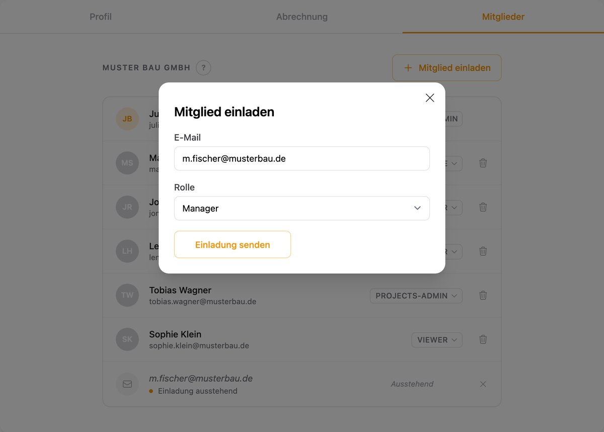 Tab Mitglieder (Members) in Airclip Cloud, German interface, with the dialog Mitglied einladen (Invite member) open: field E-Mail, selection Rolle (Role) set to Manager and the button Einladung senden (Send invitation). Behind it the list of members with their roles and one pending invitation.