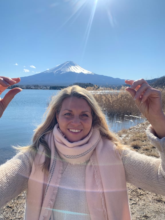 Dr Kiaanna Tonkyn outdoors, photographed beside a lake
