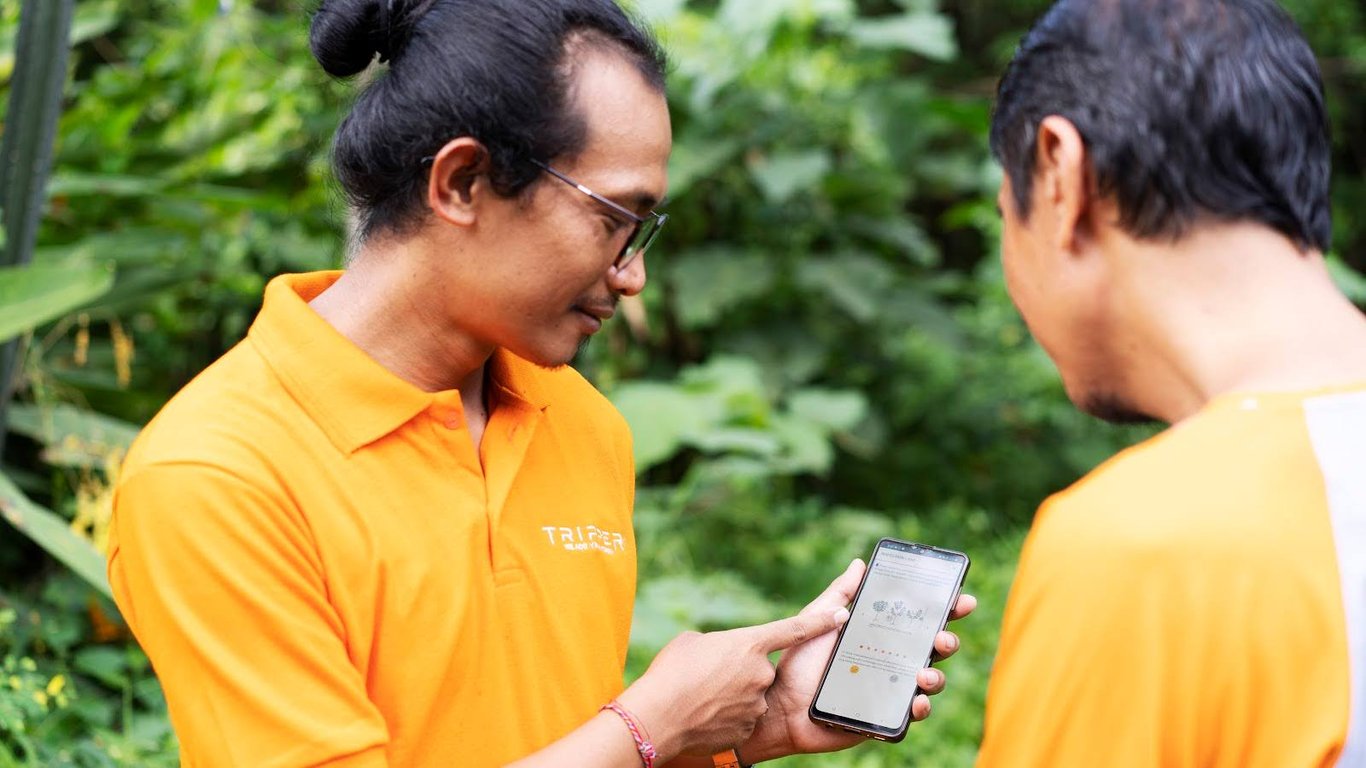 ORIGINE Field Officer Showing How Our Traceability App Works to a Partner Farmer