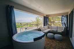 SEADINERS Beachfront Villa99