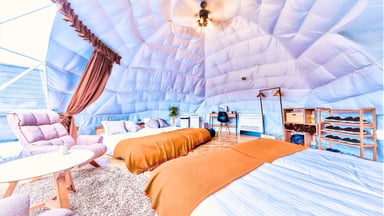 開放感あふれる広々としたドームテント内。インテリアにもこだわり、アウトドアの非日常感とホテルライクな快適さを両立した贅沢な空間です。