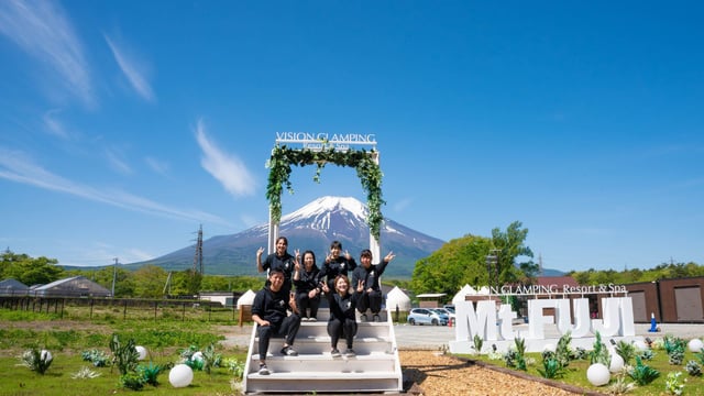 敷地内に設けられた、富士山を背景に記念撮影ができる専用のフォトスポット。ご家族やご友人グループでのご旅行の、最高の思い出作りにぴったりな空間です。