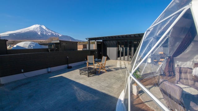 広々とした専用テラスから望む、大迫力の富士山ビュー 。完全プライベートな空間で、心地よい風を感じながら焚き火や外気浴を楽しむ、贅沢なアウトドア体験が叶います。