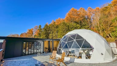 独立した1棟貸しタイプの客室。全天候型の専用ダイニングが併設されており、建物の距離が離れているため隣の音を気にせずお過ごしいただけます。