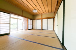 俵屋-大きな屋根の家-