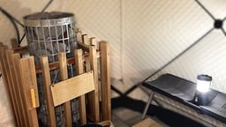 全棟に完備された専用テントサウナの内観 。安全で使いやすい電気式サウナストーブを採用しており、お好みのタイミングでセルフロウリュも自由にお楽しみいただけます 。