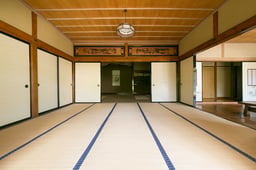 俵屋-大きな屋根の家-